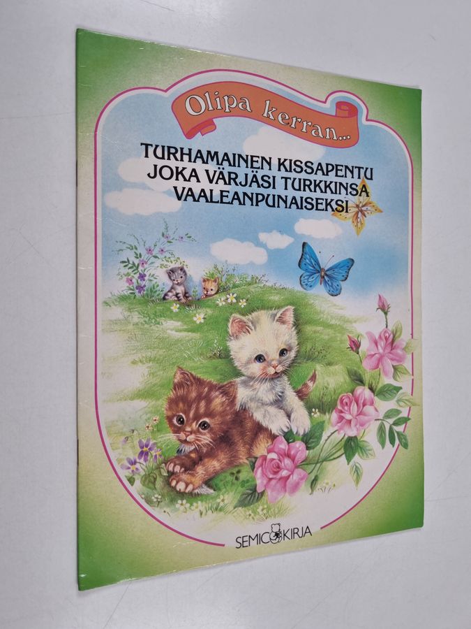 Turhamainen kissanpentu joka värjäsi turkkinsa vaaleanpunaiseksi