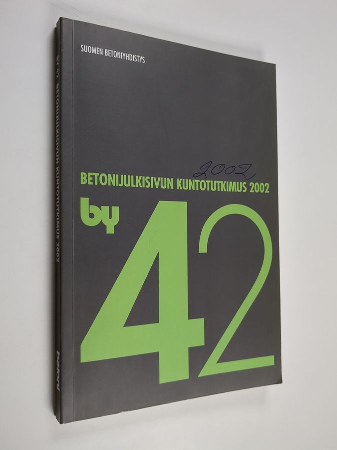 Betonijulkisivun kuntotutkimus 2002