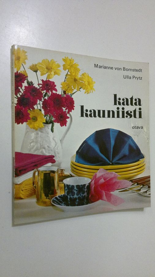 Marianne von Bornstedt : Kata kauniisti : pöytäkatteita arkeen ja juhlaan, lautasliinojen taittoa, kukkien asettelua, pikku vihjeitä ym
