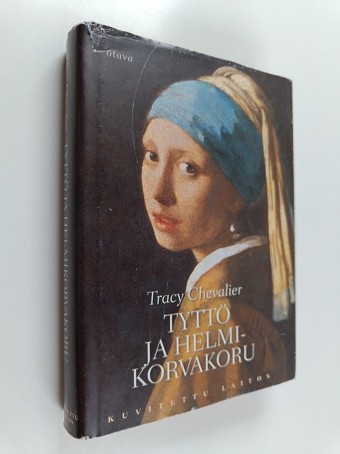Tyttö ja helmikorvakoru