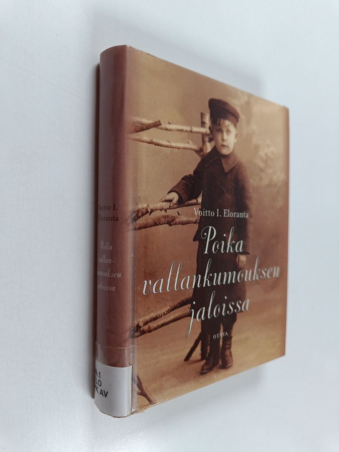 Poika vallankumouksen jaloissa