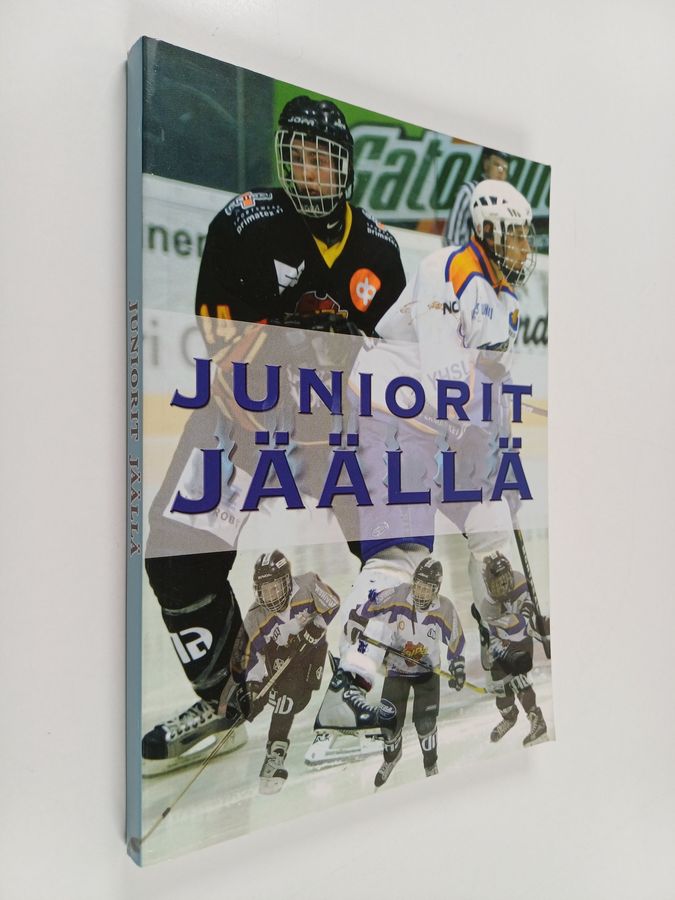 Juniorit jäällä.