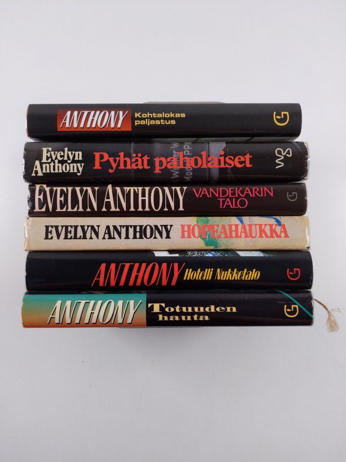 Evelyn Anthony : Evelyn Anthony -paketti (6 kirjaa) : Kohtalokas paljastus ; Pyhät paholaiset ; Vandekarin talo ; Hopeahaukka ; Hotelli Nukketalo ; Totuuden hauta