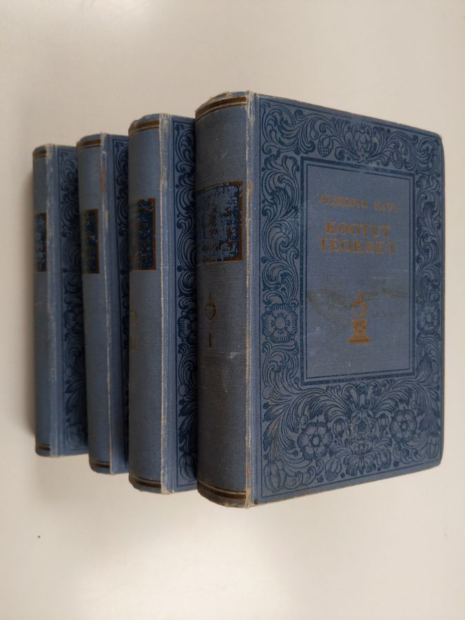 Aleksis Kivi : Kootut teokset 1-4 : Kertomuksia : Seitsemän veljestä ; Koto ja kahleet ; Näytelmiä : Kullervo ; Nummisuutarit ; Karkurit ; Kihlaus ; Yö ja päivä ; Lea ; Margareta ; Olviretki Schleusingenissä ; Leo ja Liina ; Canzio ; Selman juonet ; Alma ; Runot ja Kirjeet