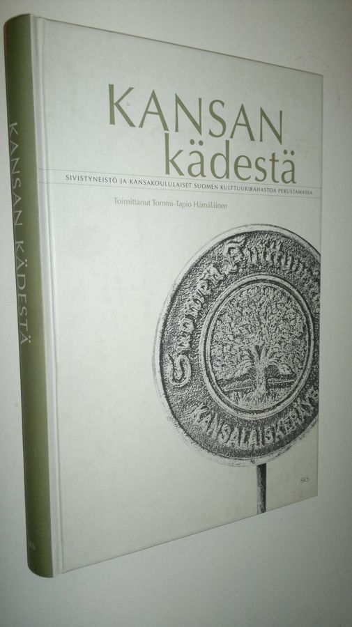 Tommi-Tapio (toim.) Hämäläinen : Kansan kädestä : sivistyneistö ja kansakoululaiset Suomen Kulttuurirahastoa perustamassa