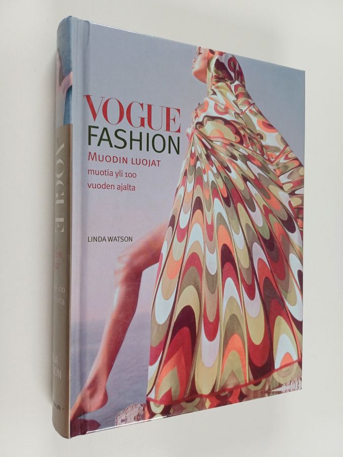 Linda Watson : Vogue Fashion : Muodin luojat : Muotia yli 100 vuoden ajalta