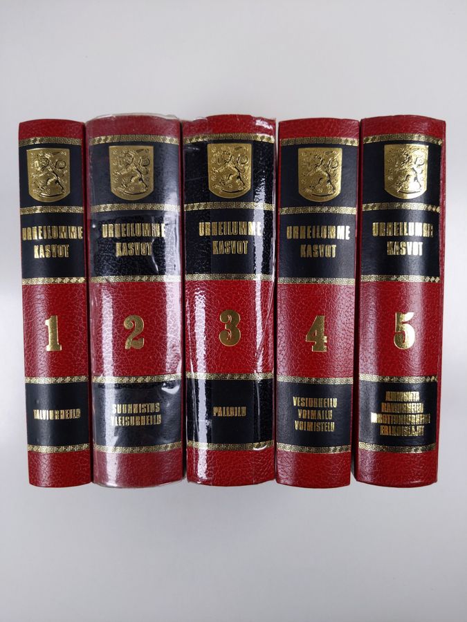 Olavi Hietapakka : Urheilumme kasvot 1-5 : Talviurheilu ; Suunnistus, yleisurheilu ; Ammunta, raviurheilu, moottoriurheilu, erikoislajit ; Palloilu ; Vesiurheilu, voimailu, voimistelu