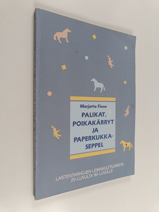 Palikat, poikakärryt ja paperkukkaseppel