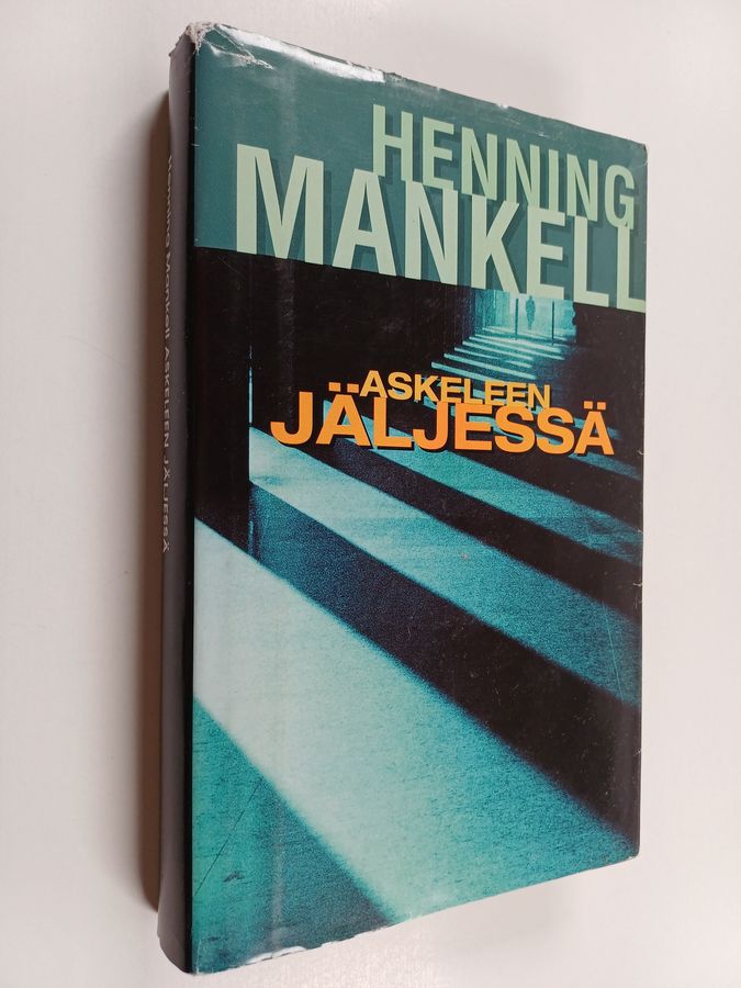 Askeleen jäljessä