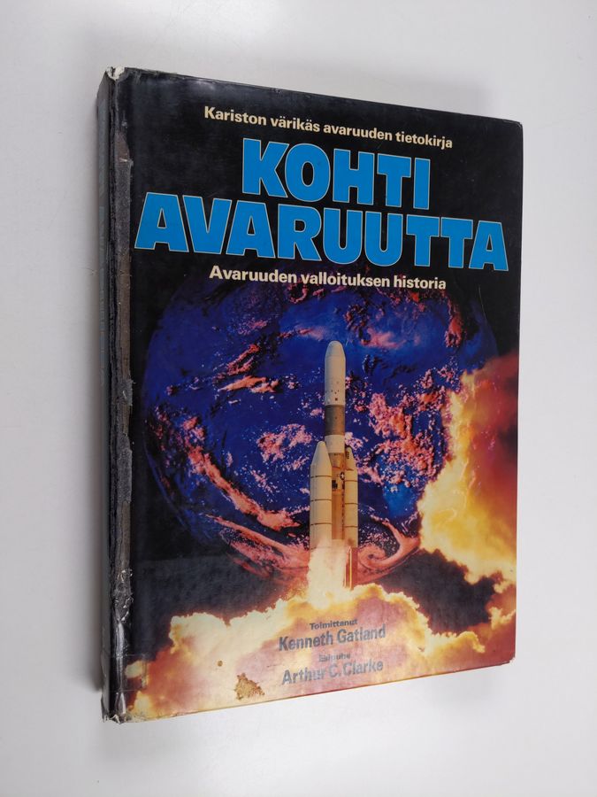 Kohti avaruutta : Kariston värikäs avaruuden tietokirja : Avaruuden valloituksen historia