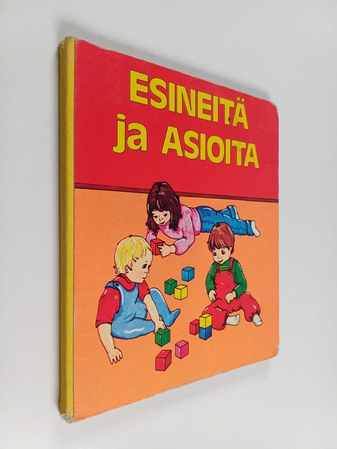 Esineitä ja asioita.
