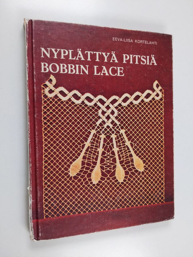 Nyplättyä pitsiä = bobbin lace