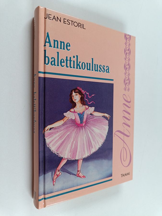 Anne balettikoulussa