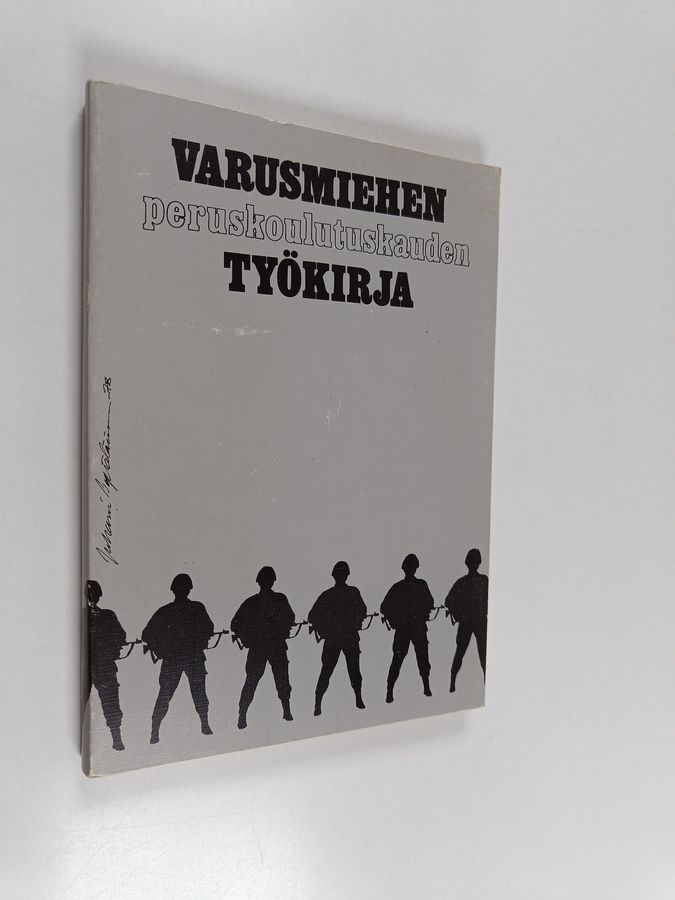 Varusmiehen peruskoulutuskauden työkirja.