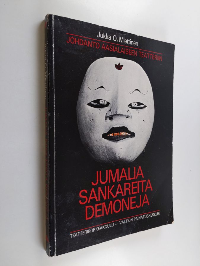 Jumalia, sankareita, demoneja