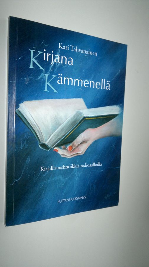 Kirjana kämmenellä