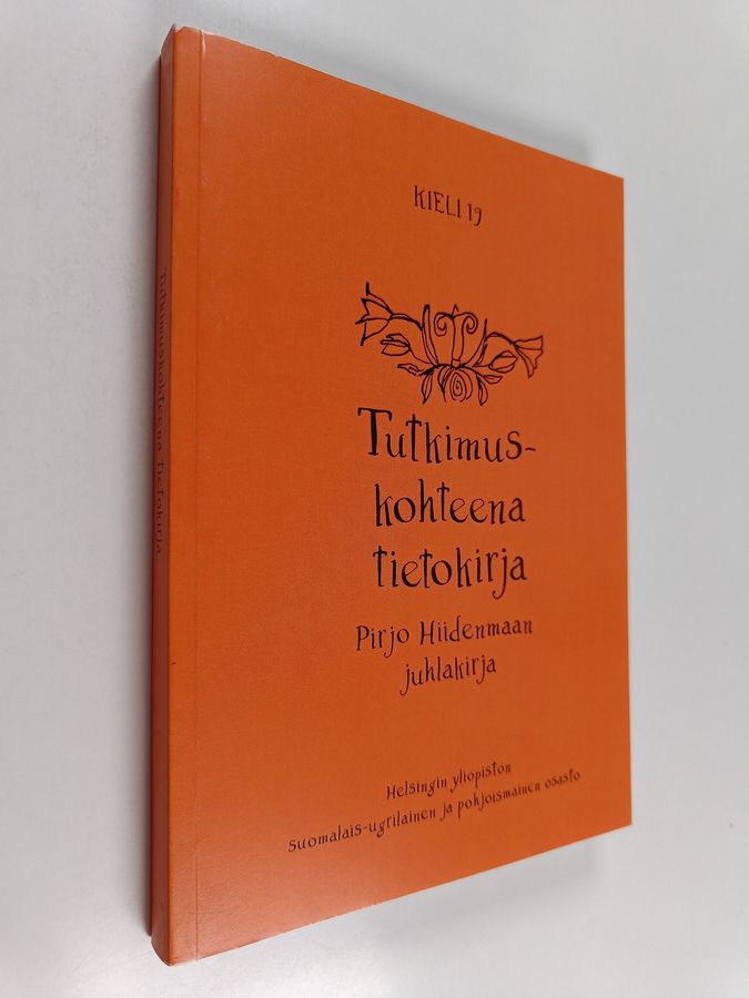 Tutkimuskohteena tietokirja