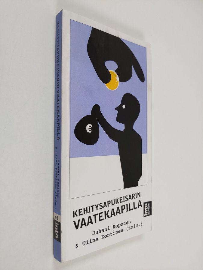 Kehitysapukeisarin vaatekaapilla