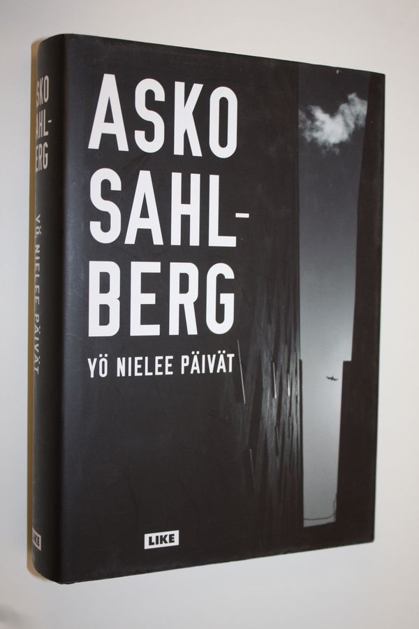 Asko Sahlberg : Yö nielee päivät