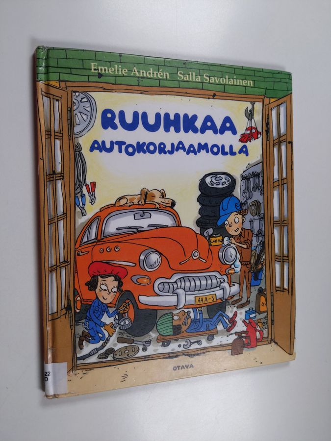 Emelie Andrén : Ruuhkaa autokorjaamolla