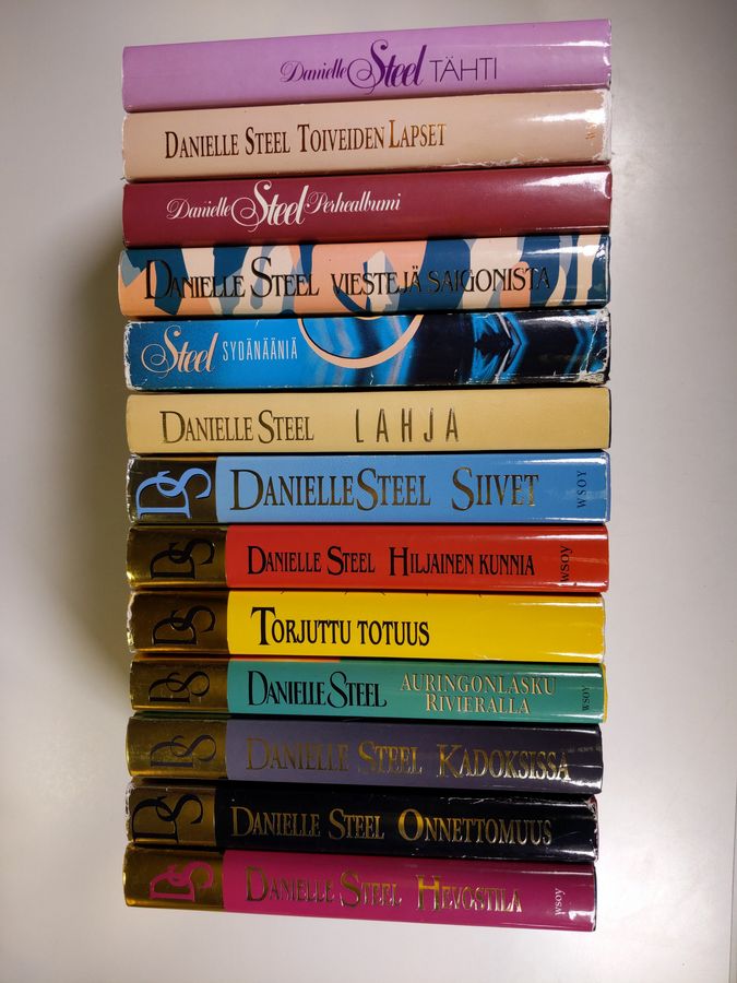 Danielle Steel : Danielle Steel-paketti (13 kirjaa) : Lahja ; Tähti ; Auringonlasku Rivieralla ; Onnettomus ; Hevostila, Sydänääniä ; Siivet ; Hiljainen kunnia ; Toiveiden lapset ; Torjuttu totuus ; Perhealbumi ; Viestejä Saigonista ; Kadoksissa