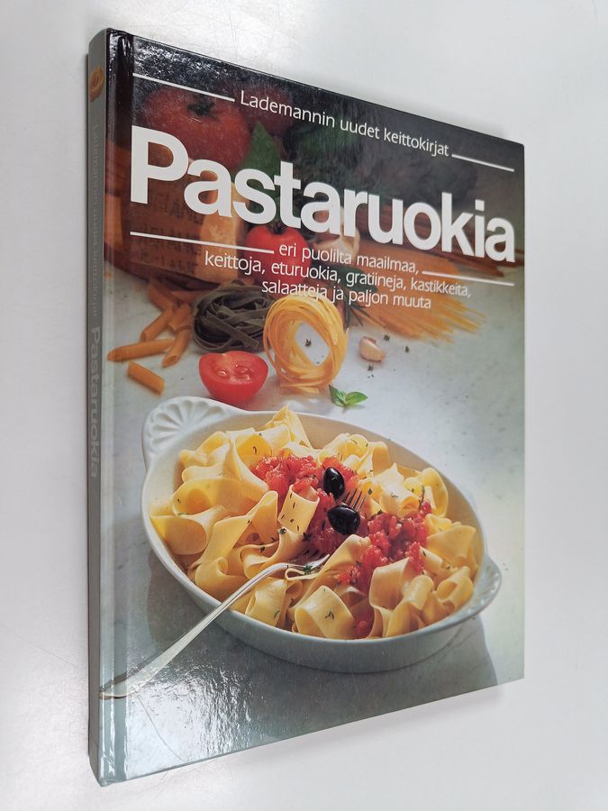 Pastaruokia eri puolilta maailmaa : keittoja, eturuokia, gratiineja, kastikkeita, salaatteja ja paljon muuta