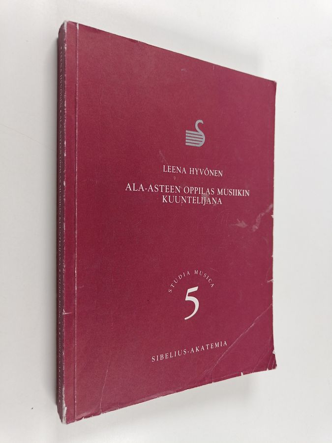 Ala-asteen oppilas musiikin kuuntelijana