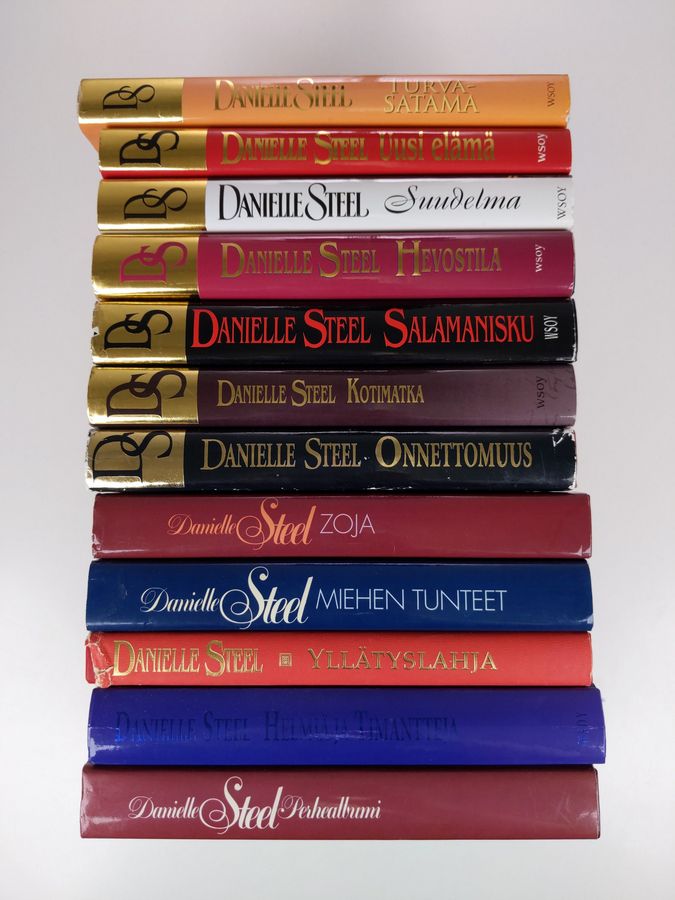 Danielle Steel : Danielle Steel - paketti (12 kirjaa) : Miehen tunteet / Onnettomuus / Yllätyslahja / Uusi elämä /Turvasatama /Kotimatka / Helmiä ja timantteja / Salamanisku / Suudelma / Hevostila / Perhealbumi / Zoja