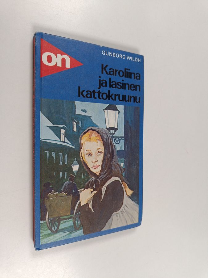 Karoliina ja lasinen kattokruunu