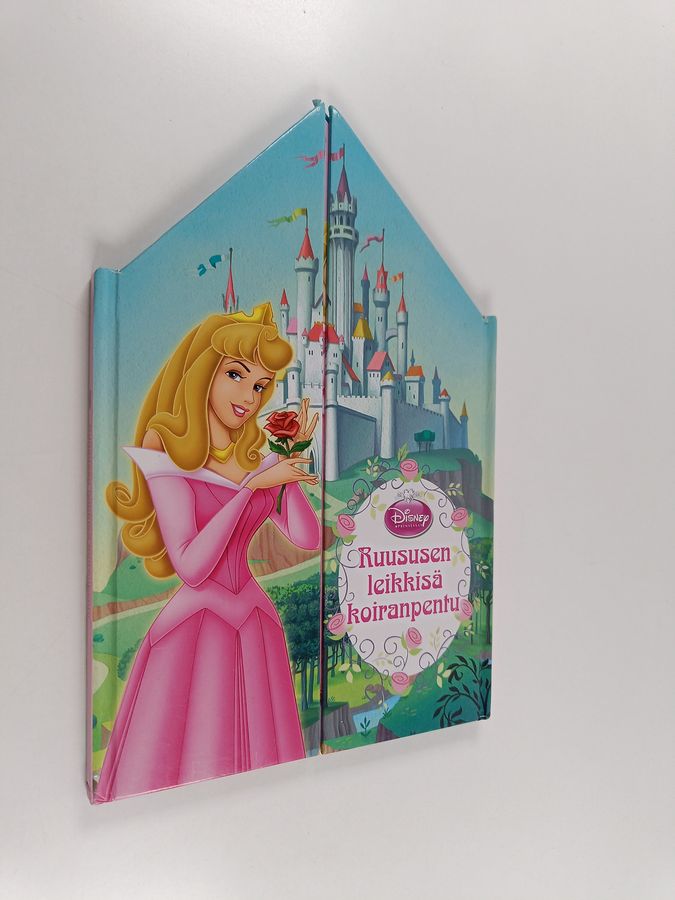 Ruususen leikkisä koiranpentu