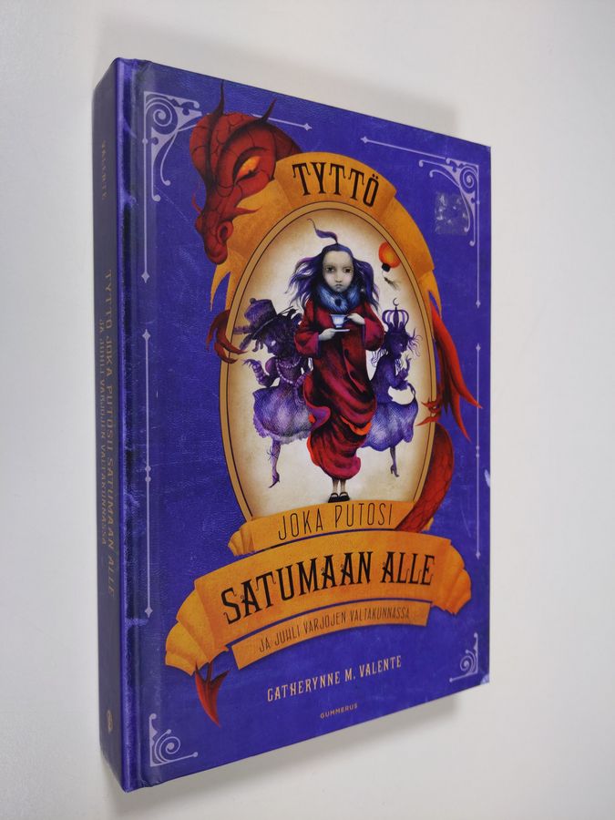 Catherynne M. Valente : Tyttö joka putosi Satumaan alle ja juhli varjojen valtakunnassa