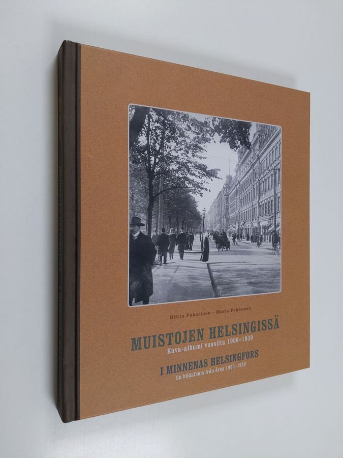 Riitta Pakarinen ym. : Muistojen Helsingissä : kuva-albumi vuosilta 1900-1939 = I minnenas Helsingfors : en bildalbum från åren 1900-1939