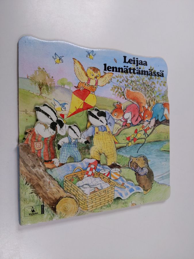 Leijaa lennättämässä