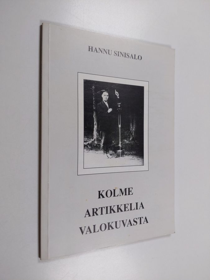 Kolme artikkelia valokuvasta