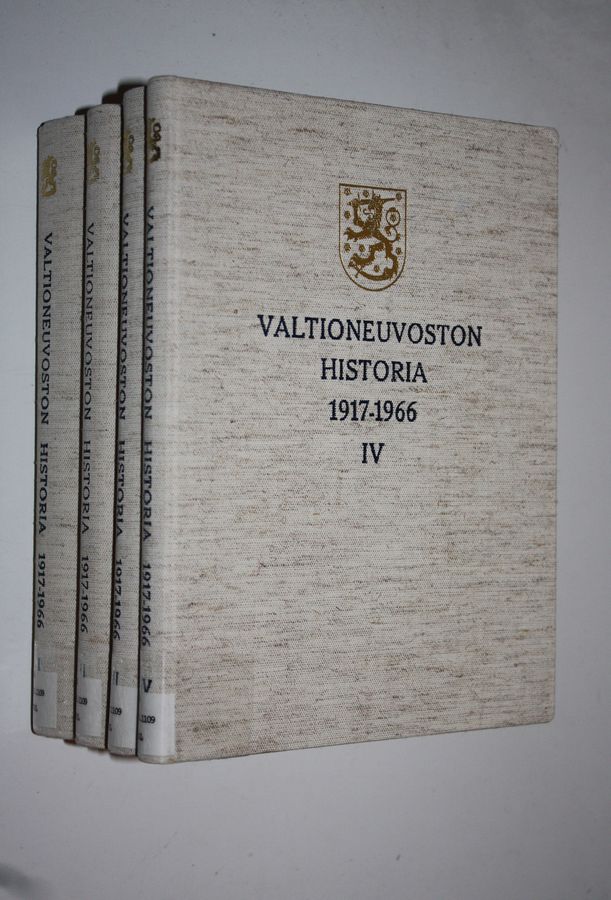 Heikki (toim.) Hosia : Valtioneuvoston historia 1917-1966 1-4