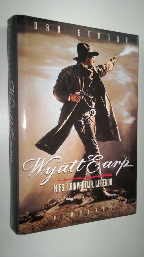 Dan Gordon : Wyatt Earp : mies, lainvartija, legenda