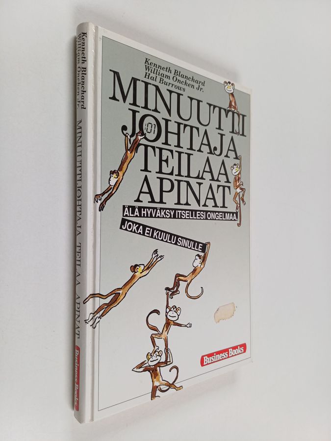 Minuuttijohtaja teilaa apinat