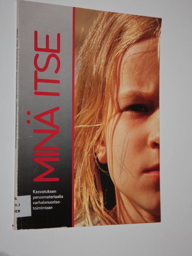 Päivi (kirj.) Saarelma : Minä itse : kasvatuksen perusmateriaalia varhaisnuorisotoimintaan