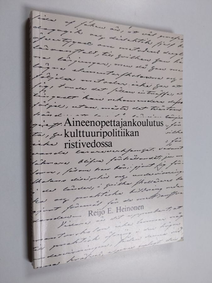 Aineenopettajankoulutus kulttuuripolitiikan ristivedossa