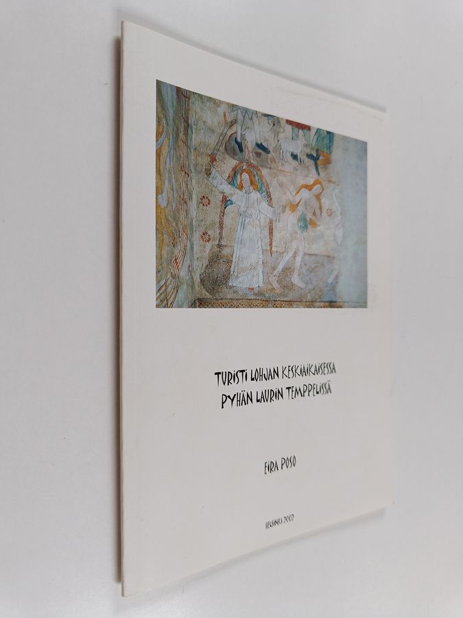 Turisti Lohjan keskiaikaisessa Pyhän Laurin temppelissä