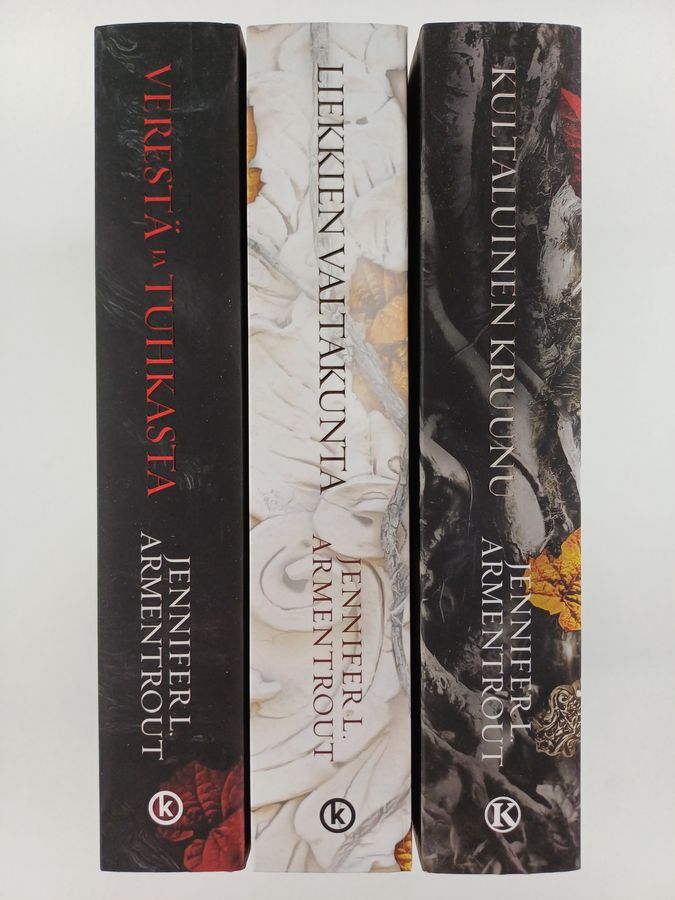 Jennifer L. Armentrout : Veri ja tuhka 1-3 : Verestä ja tuhkasta ; Liekkien valtakunta ; Kultaluinen kruunu
