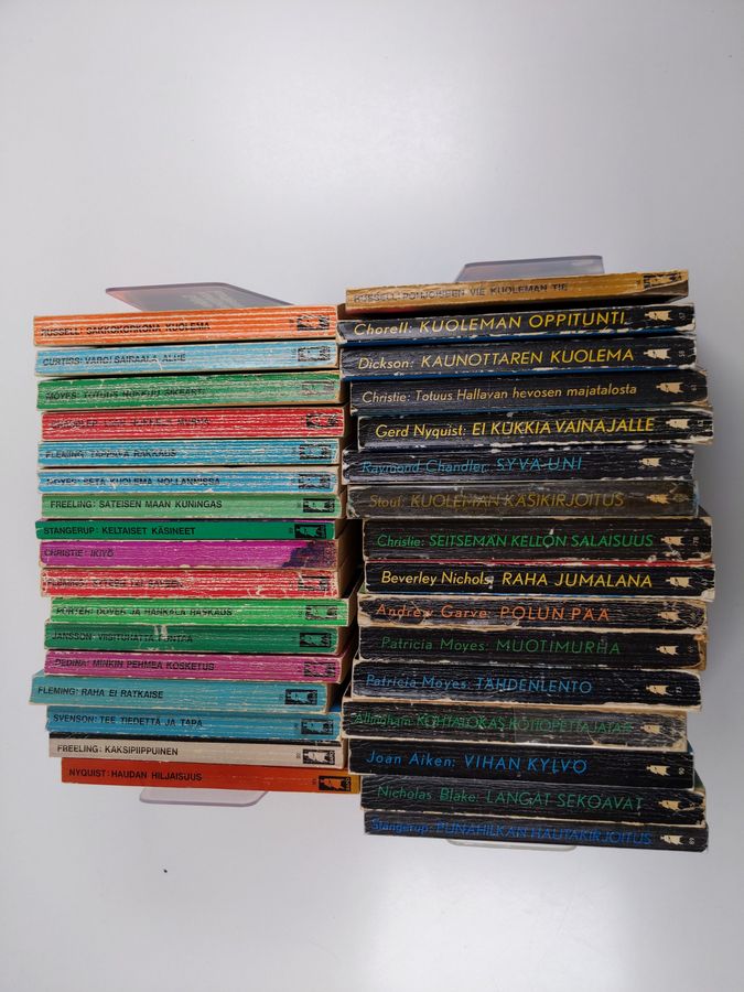 Sapo-paketti (33 kirjaa) : Kuoleman oppitunti ; Kaunottaren kuolema ; Totuus Hallavan hevosen majatalosta ; Ei kukkia vainajalle ; Raha jumalana ; Polun pää ; Muotimurha ; Tähdenlento ; Syvä uni ; Kuoleman käsikirjoitus ; Seitsemän kellon salaisuus ; Kohtalokas kotiopettajatar ; Langat sekoavat ; Punahilkan hautakirjoitus ; Vihan kylvö ; Raha ei ratkaise ; Kaksipiippuinen ; Haudan hiljaisuus ; Pohjoiseen vie kuoleman tie ; Viisituhatta puntaa ; Tee tiedettä ja tapa ; Minkin pehmeä kosketus ; Sateisen maan kuningas ; Keltaiset käsineet ; Ikiyö ; Syteen tai saveen ; Dover ja hankala raskaus ; Setä kuolema Hollannissa ; Totuus nukkuu sikeästi ;Liian nokkela murha ; Tappava rakkaus ; Sakkokorkona kuolema ; Varo! Sairaala-alue