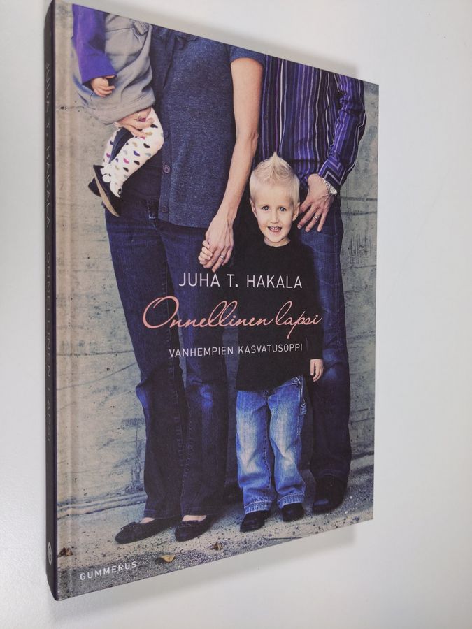 Juha T. Hakala : Onnellinen lapsi : vanhempien kasvatusoppi