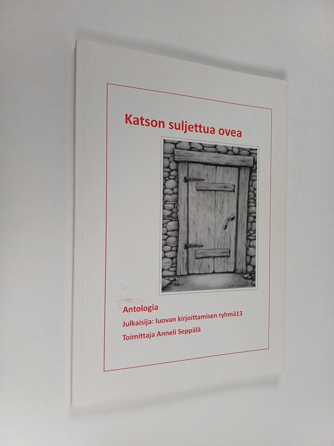 Katson suljettua ovea.