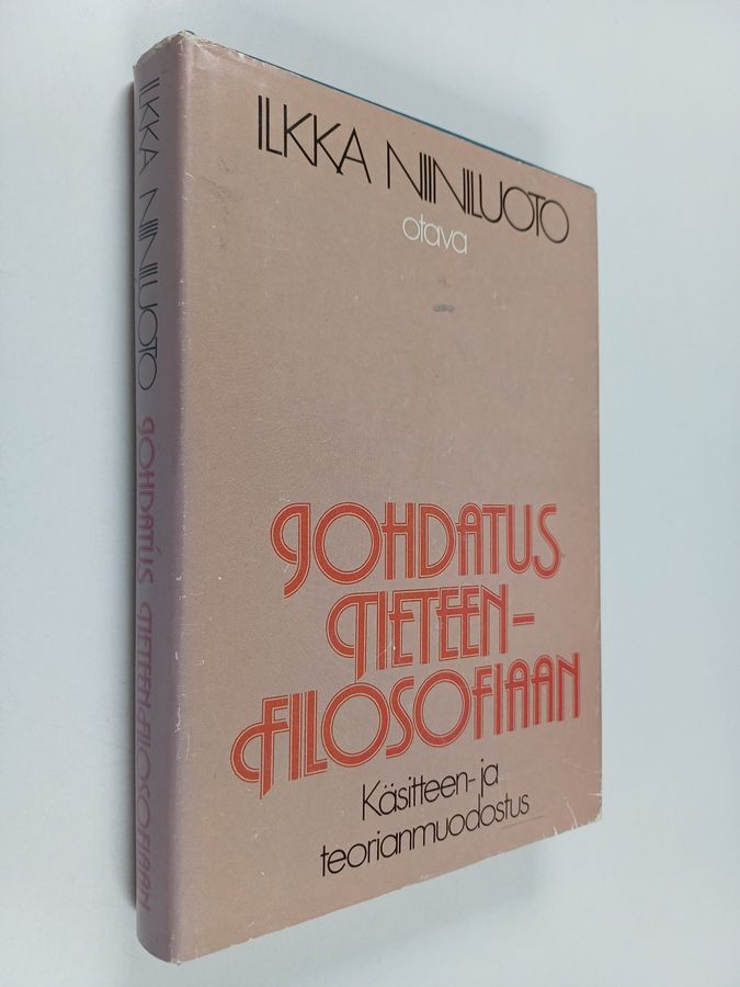 Ilkka Niiniluoto : Johdatus tieteenfilosofiaan : käsitteen- ja teorianmuodostus