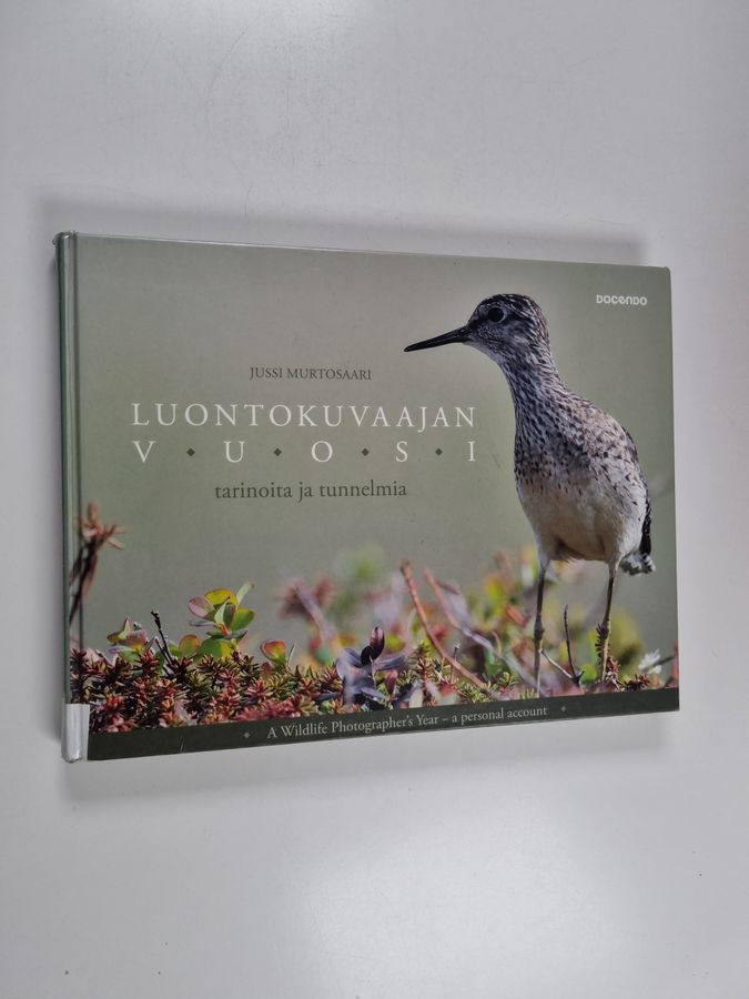 Jussi Murtosaari : Luontokuvaajan vuosi : tarinoita ja tunnelmia = A wildlife photographer's year : a personal account