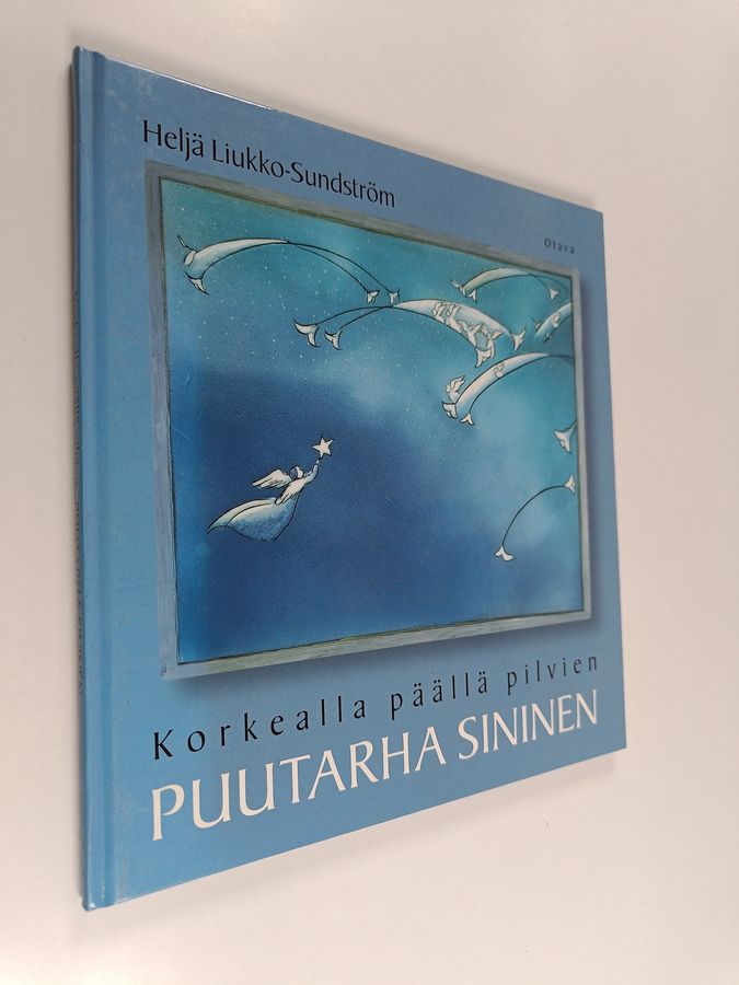 Heljä Liukko-Sundström : Korkealla päällä pilvien puutarha sininen