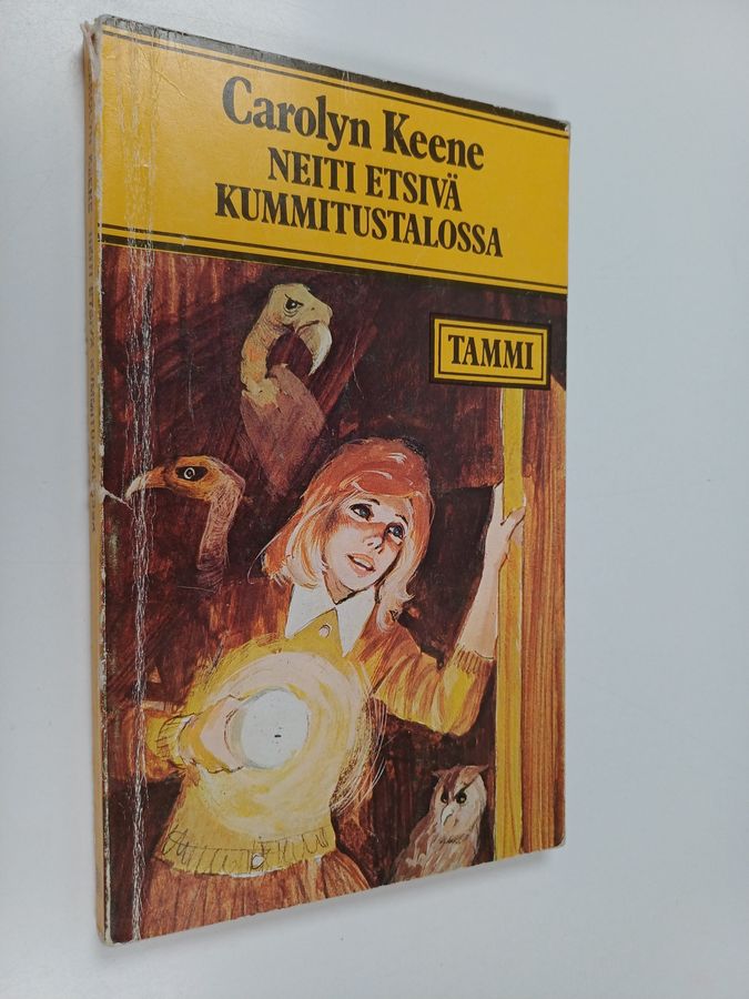 Neiti Etsivä kummitustalossa