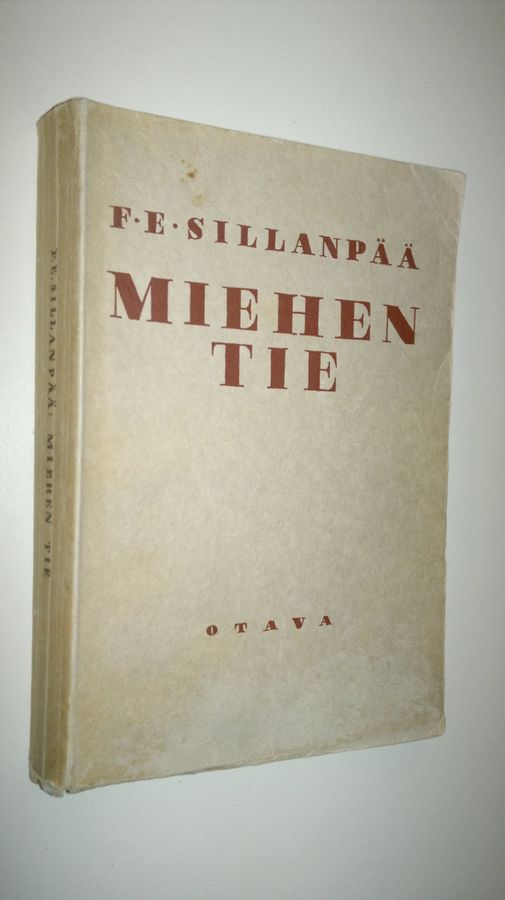 F. E. Sillanpää : Miehen tie : Ahrolan talon oloista Paavon isännyyden vakiintuessa