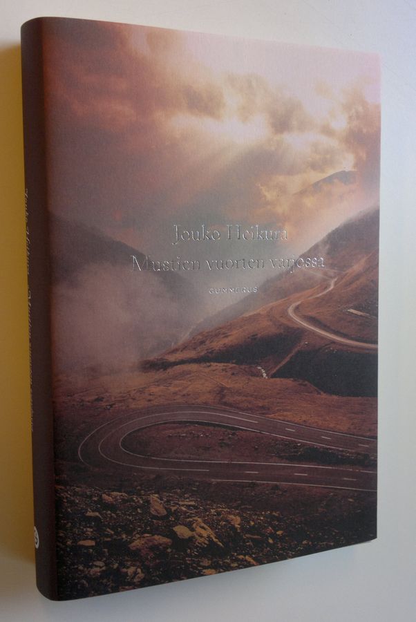 Jouko Heikura : Mustien vuorten varjossa